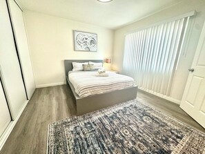 2 slaapkamers, een strijkplank/strijkijzer, beddengoed