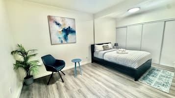 2 habitaciones, tabla de planchar con plancha y ropa de cama