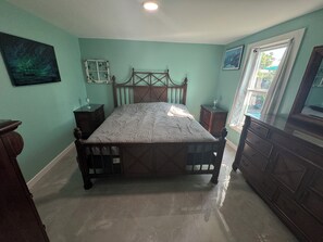 3 bedrooms, iron/ironing board, WiFi, bed sheets - Luxurious 3-Bedroom Key West Home with WiFi, EV charging, AC & Tropical Vibes! (Key West)