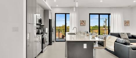 Refrigerador, microondas, horno y parrilla de estufa