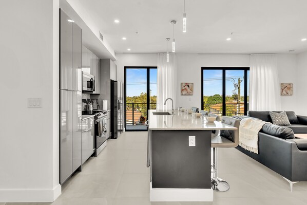 Réfrigérateur, micro-ondes, four, plaque de cuisson