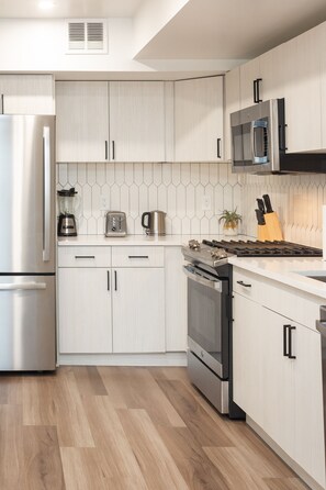 Fridge, microwave, oven, stovetop - Luxury Retreat, Minutes to DC and Metro, Free Parking, Perfect for Families (Arlington)