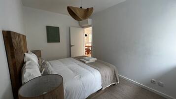 2 bedrooms, iron/ironing board, internet, bed sheets