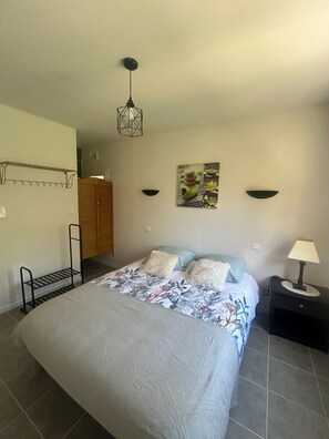 3 bedrooms, iron/ironing board, free WiFi, bed sheets