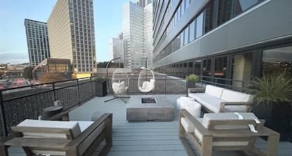 Downtown Sky High Luxury - 10TH FLOOR - PRIME LOCATION - Valet Gym Terrace Roku