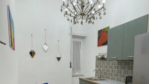 Moderni keittiö, jossa on ruokailutila.