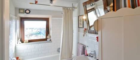 ヘアドライヤー、ビデ、タオル、石鹸