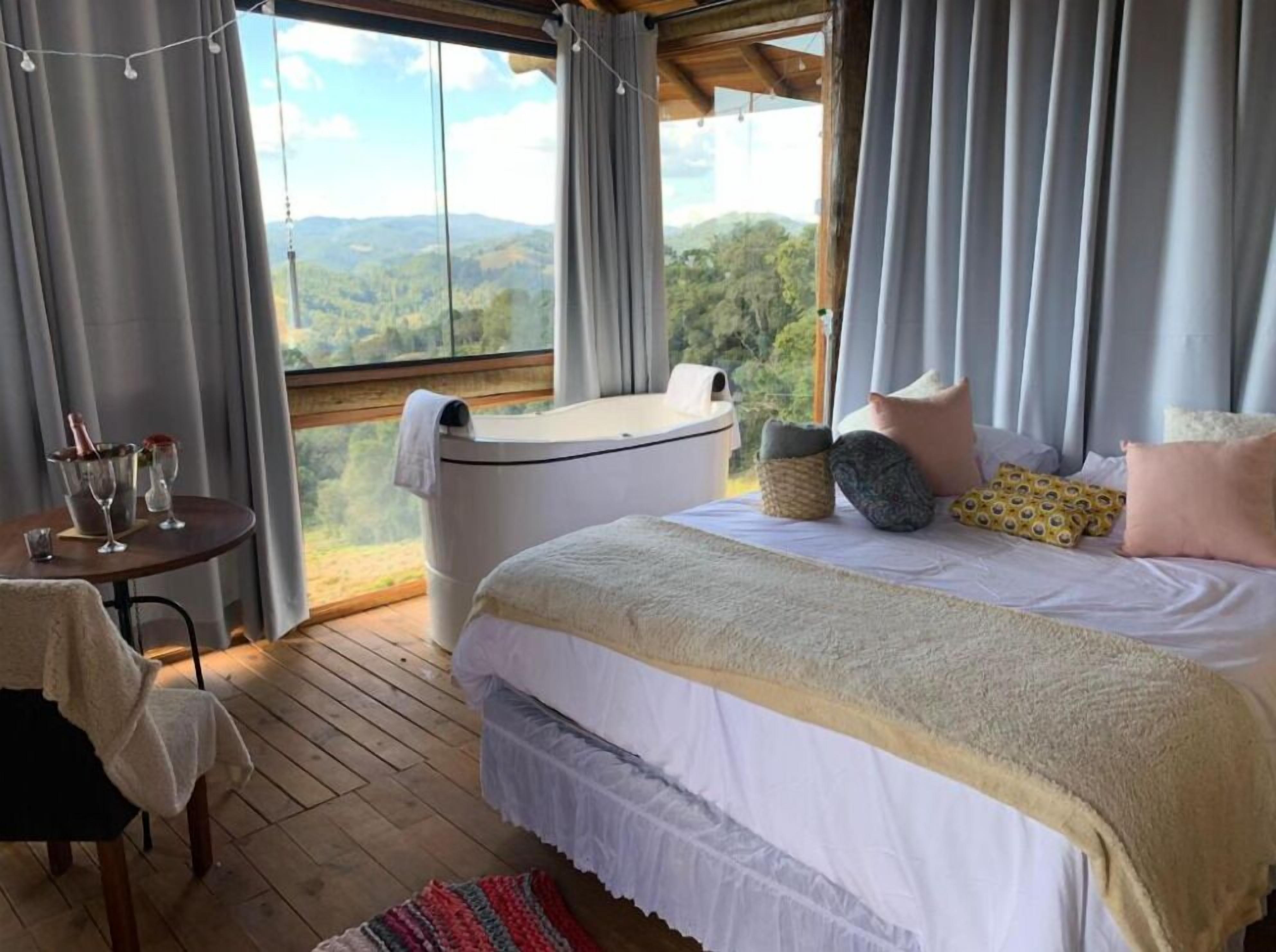 Panoramic Chalet, Mountain View | Hypo-allergenic bedding, individually decorated, individually furnished