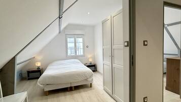 2 bedrooms, travel crib, bed sheets