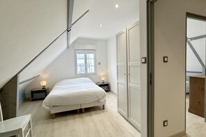 2 camere, culla da viaggio, lenzuola