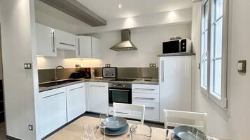 Coffee/tea maker, fridge, microwave, oven