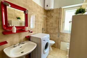 Douche, sĂšche-cheveux, bidet, serviettes fournies