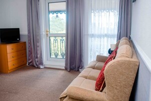 家庭公寓, 多张床, 私人浴室 | 起居区 | 38-英寸纯平电视（配备数码频道）