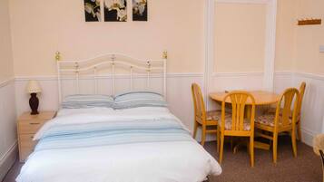 Apartamento família, no piso térreo | Área de estar | TV de tela plana 38 polegadas com canais digitais