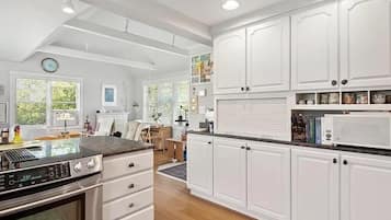 Een microgolfoven, een oven, een kookplaat, een vaatwasser