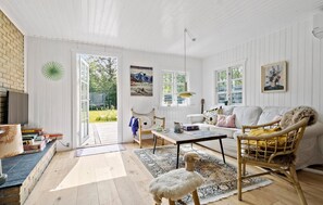 TV - Nice home in Sjællands Odde with WiFi (Sjællands Odde)