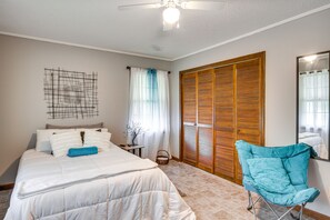 3 bedrooms, iron/ironing board, travel cot, WiFi - Quiet & Cozy Rembert Home ~ 9 Mi to Air Force Base (Rembert)