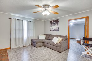 TV - Quiet & Cozy Rembert Home ~ 9 Mi to Air Force Base (Rembert)
