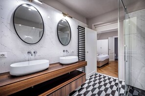 Dusche, Haartrockner, Seife, Shampoo