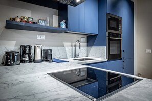 Kühlschrank, Mikrowelle, Ofen, Herdplatte