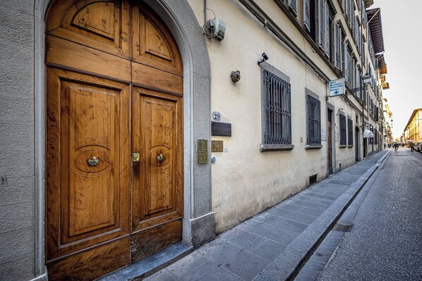 Unclassified image, 1 of 40, button