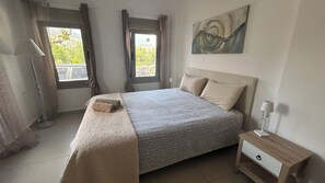 2 chambres, fer et planche à repasser, Wi-Fi, draps fournis