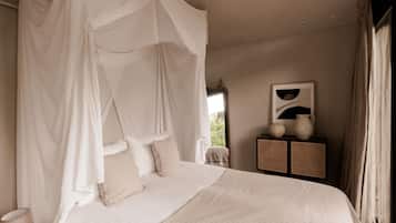 2 bedrooms, travel cot, WiFi, bed sheets
