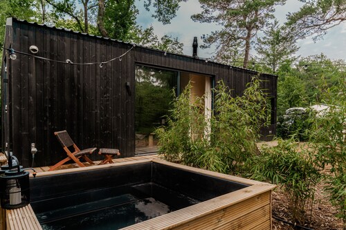 Luxury Spa Tiny House with hottub, in the woods, Japandi style