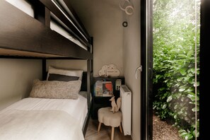 2 bedrooms, travel cot, WiFi, bed sheets