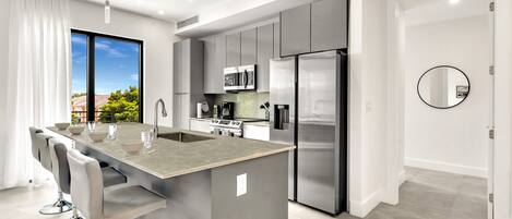 Refrigerador, microondas, horno, placa de cocina