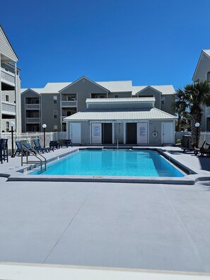 Outdoor pool - MILITARY TDY WELCOME - HERMITAGE AT THE BAY - OKALOOSA ISLAND  (Fort Walton Beach)