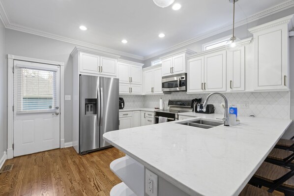 Fridge, microwave, oven, stovetop - Indy- Mass Ave and Bottleworks District (Indianapolis)