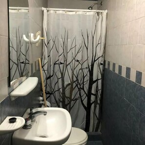Shower, rainfall showerhead, towels - NUEVO HOTEL SAN MARCOS (Mar del Plata)
