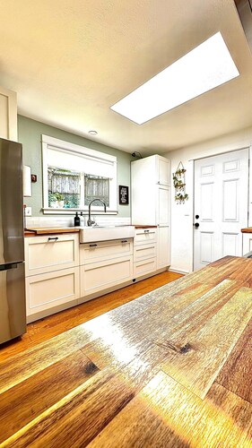 Charming, Newly updated 3 BR Home on a corner lot in Mount Vernon