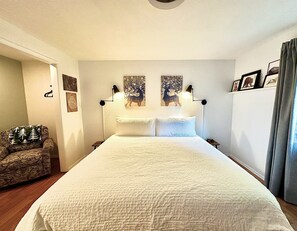 3 bedrooms, desk, WiFi, bed sheets - Charming, 3 BR Home on a corner lot in Mount Vernon. (Mount Vernon)