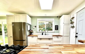 Fridge, microwave, oven, stovetop - Charming, Newly updated 3 BR Home on a corner lot in Mount Vernon (Mount Vernon)