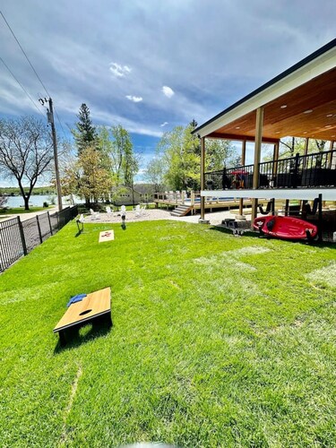 Luxury Lake Geneva House, Heated Pool, 2 Hot Tubs, Sauna, Fire Pit, Photo Zone