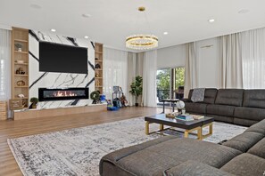 Smart-tv, eldstad, tv-spel och bordsfotboll