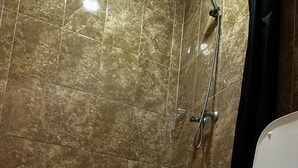 Serviettes fournies, savon, shampooing, papier de toilette