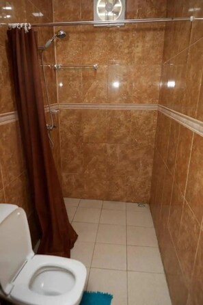 Handtücher, Seife, Shampoo, Toilettenpapier