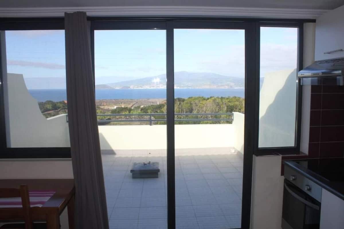Habitación superior, 1 cama de matrimonio grande, vistas al mar | Balcón