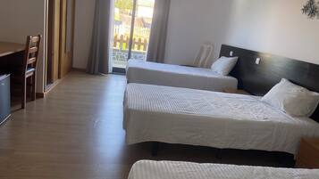 Triple Room | Desk, free WiFi, bed sheets