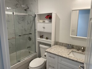 Dusche, Haartrockner, Handtücher, Seife