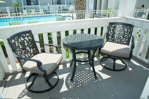 Outdoor dining - MILITARY TDY DISCOUNT - HERMITAGE AT THE BAY OKALOOSA ISLAND - FWB FLORIDA (Fort Walton Beach)