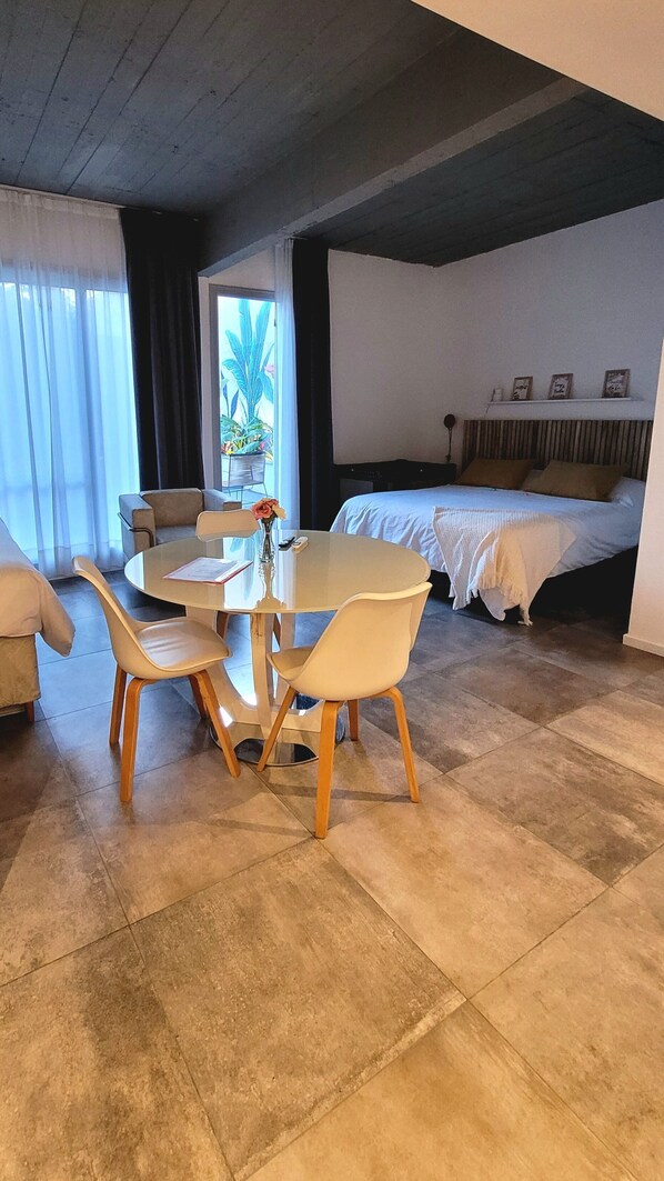 1 quarto, roupas de cama premium, edredons de pluma, cofres nos quartos