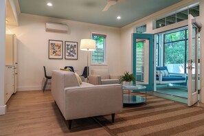 Smart TV - Suite #4, The Rose @ Porches On Mason - Prime downtown location... (Saugatuck)