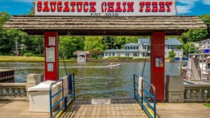 Un terminal de traversier avec une pancarte indiquant : « SAUGATUCK CHAIN FERRY, fondé en 1838 ».