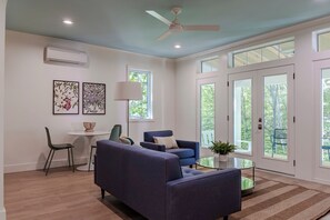 Smart TV - Suite #7, The Tulip @ Porches On Mason - Prime downtown location... (Saugatuck)