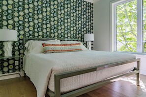 1 bedroom, desk, iron/ironing board, WiFi - Suite #8, The Daffodil @ Porches On Mason - Prime downtown location... (Saugatuck)
