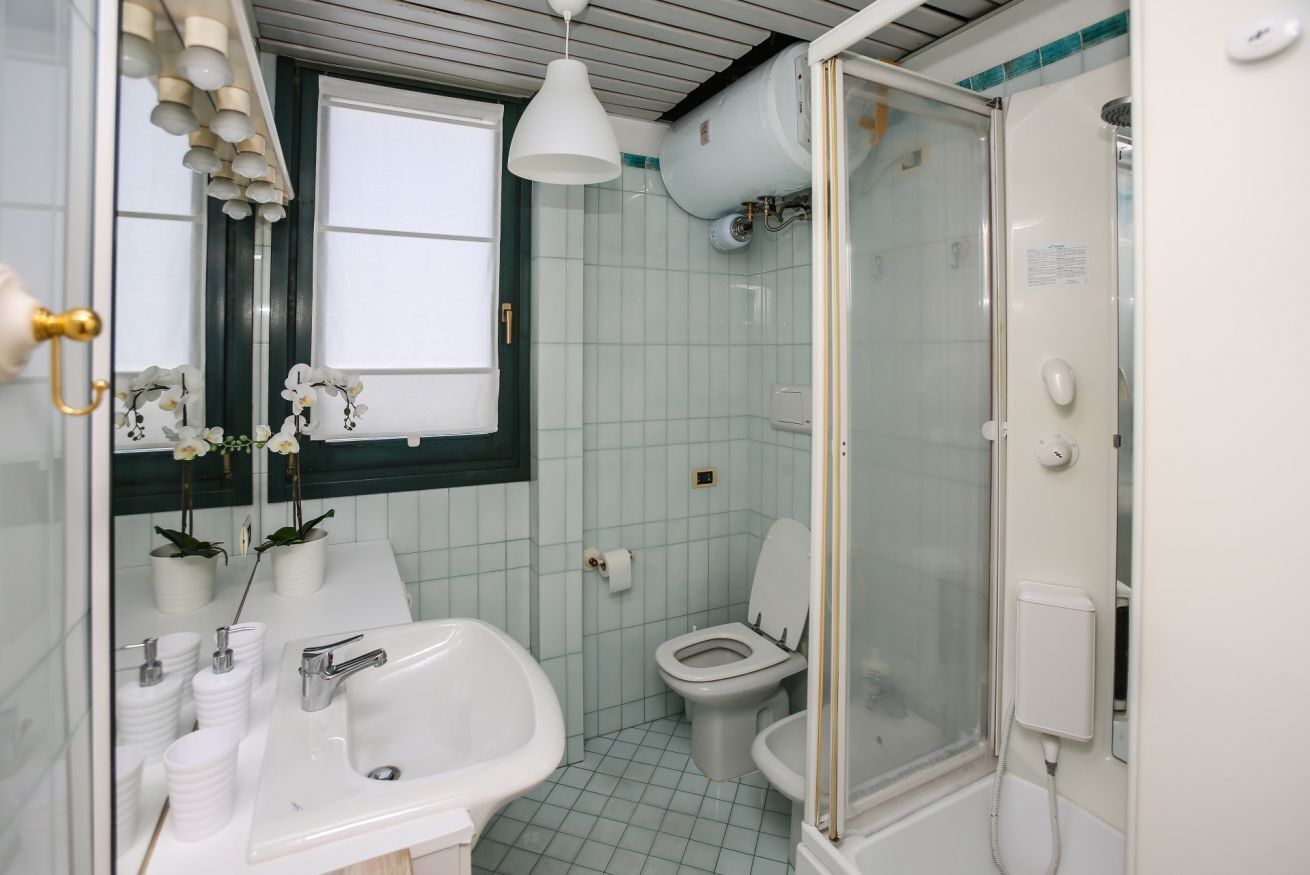 Doccia, bidet, asciugamani